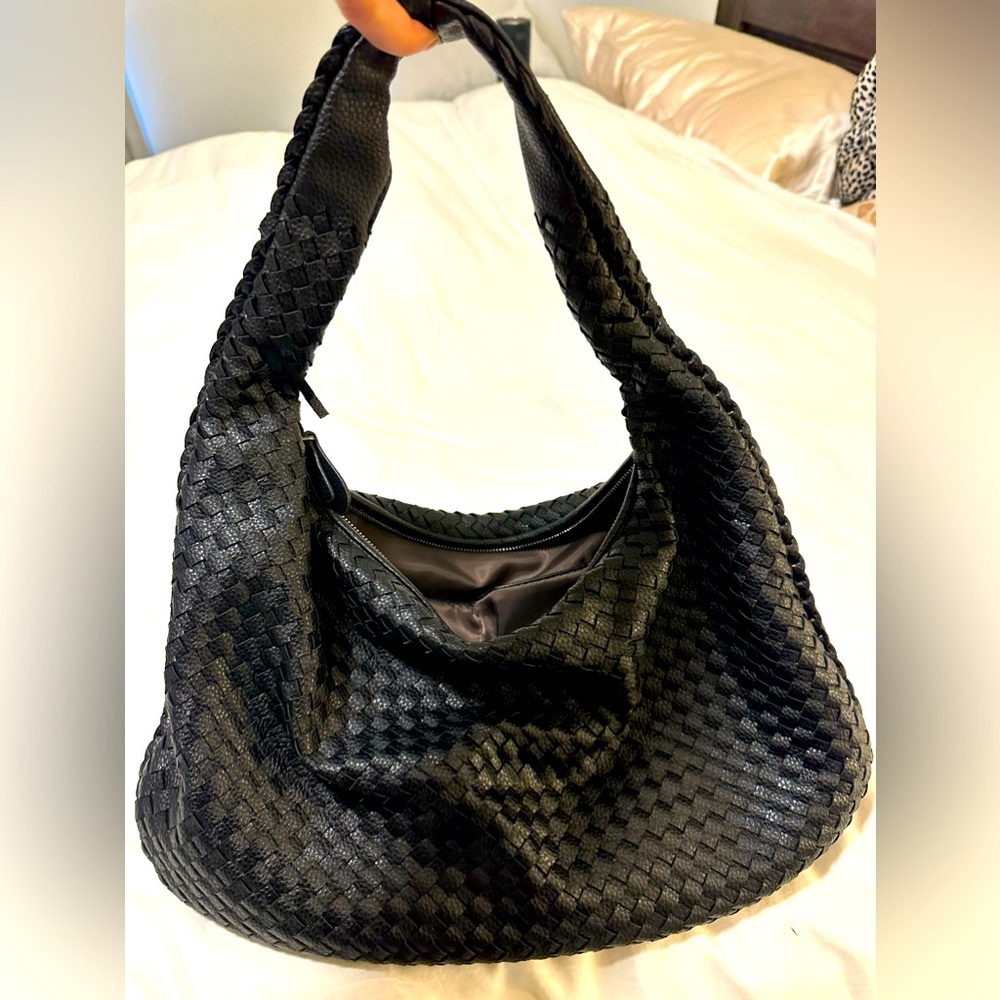 👜 Purse Trend Alert! Luxury knot woven purse in black leather-like material 👜